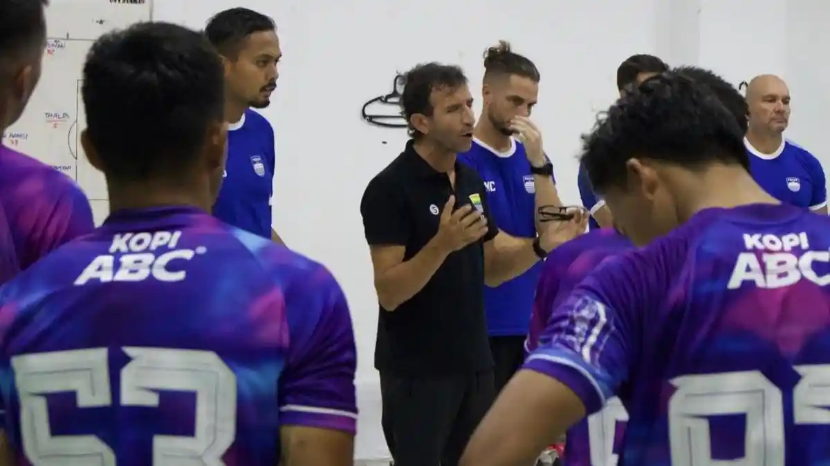 Tim Pelatih Persib Bandung Bubar, Jadi Momen Kebangkitan atau Justru Awal Kehancuran?