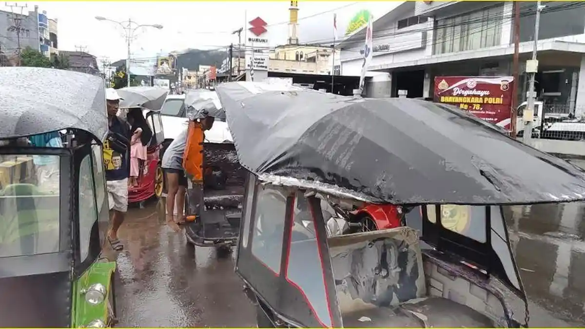 Banjir di Tugu Saronde Kota Gorontalo, Puluhan Kendaraan Mogok Berjamaah