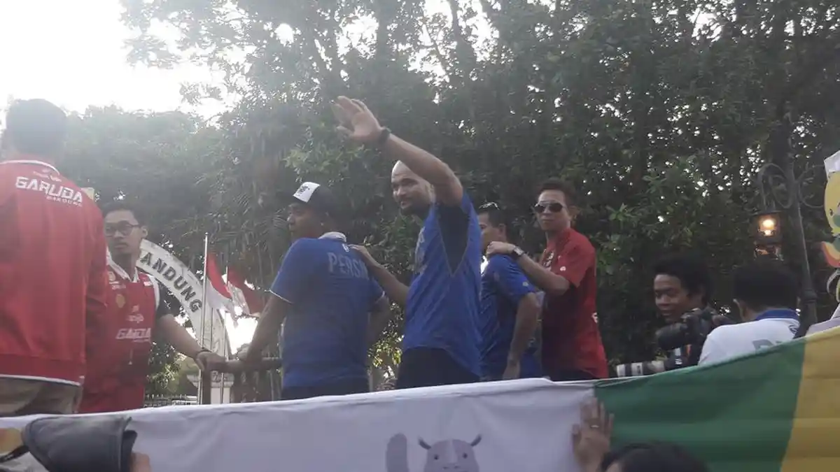 3 Pemain Persib Bandung Naik Mobil Bertulis 18.8.18 di Karnaval Kemerdekaan. Ada Apa ya?
