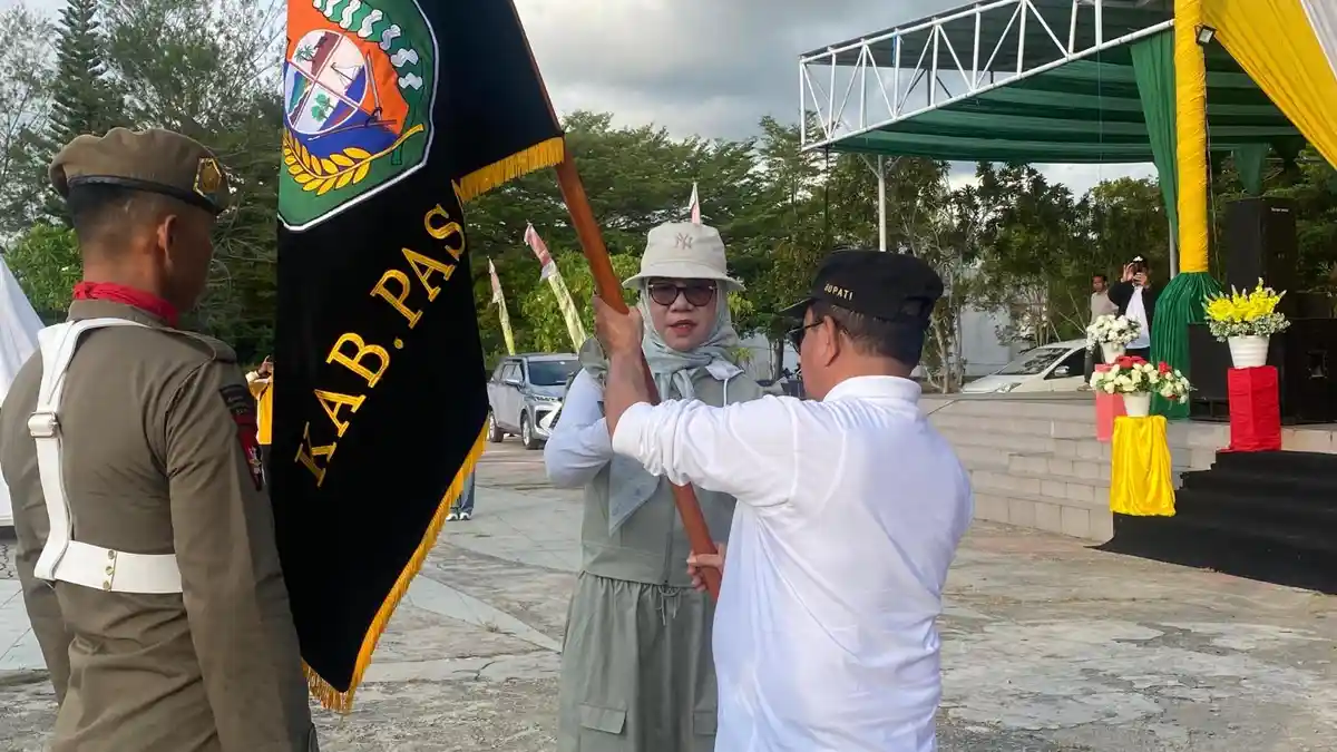 Puncak Napak Tilas HUT ke-23 Pasangkayu, Wabup Herny Terima Bendera Pataka