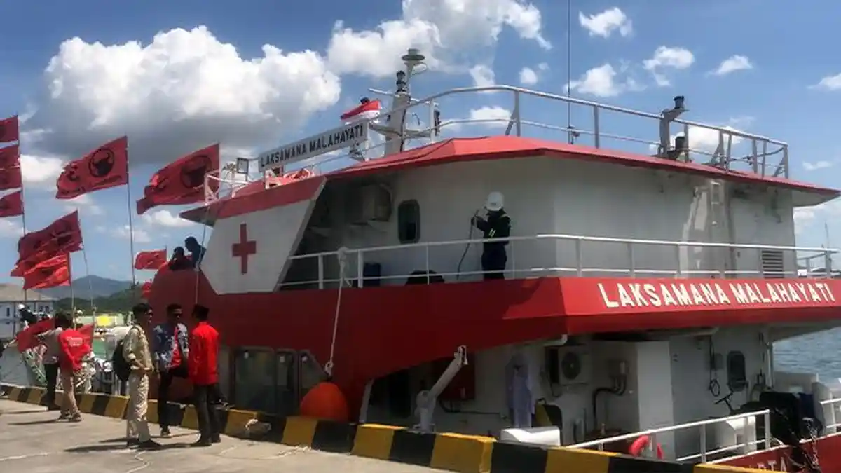 Kapal RS Apung Laksamana Malahayati Sandar di Pelabuhan Bima