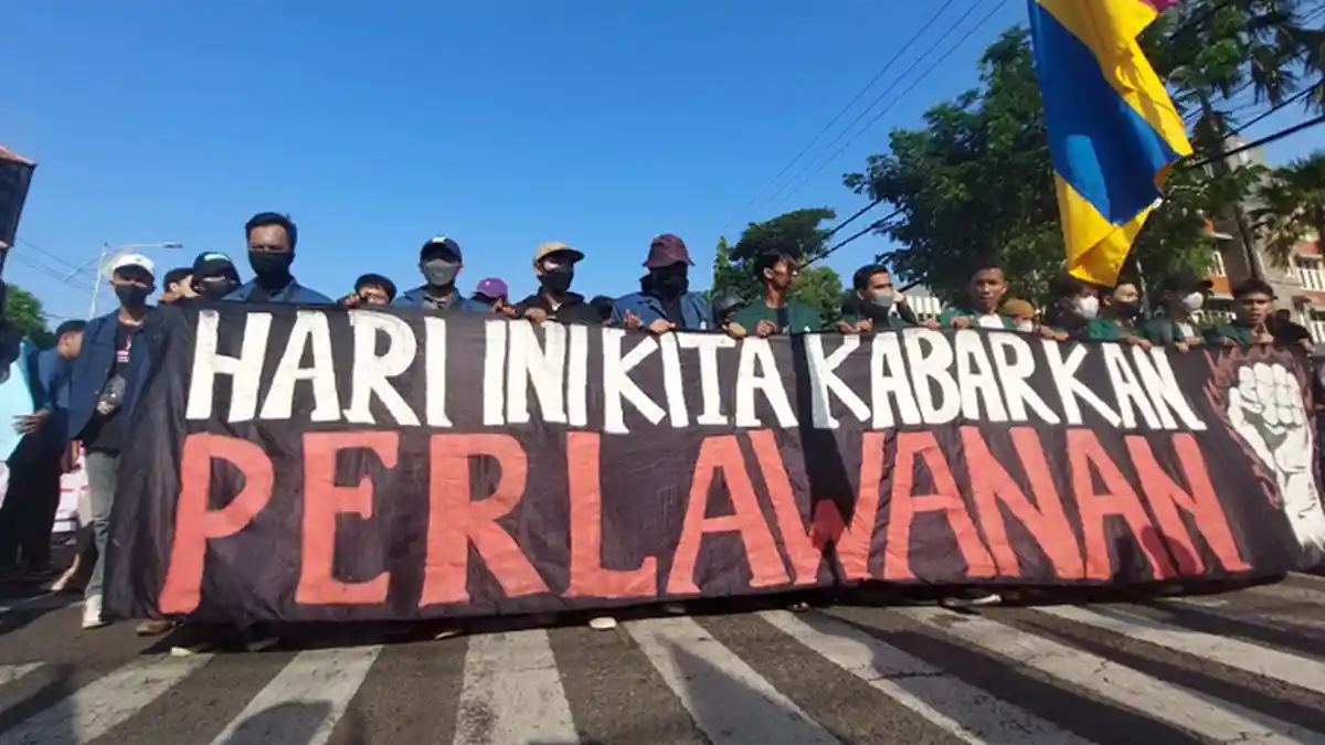 RIBUAN MAHASISWA Surabaya Demo Galaukan Pertamax Naik dan Mafia Minyak Goreng