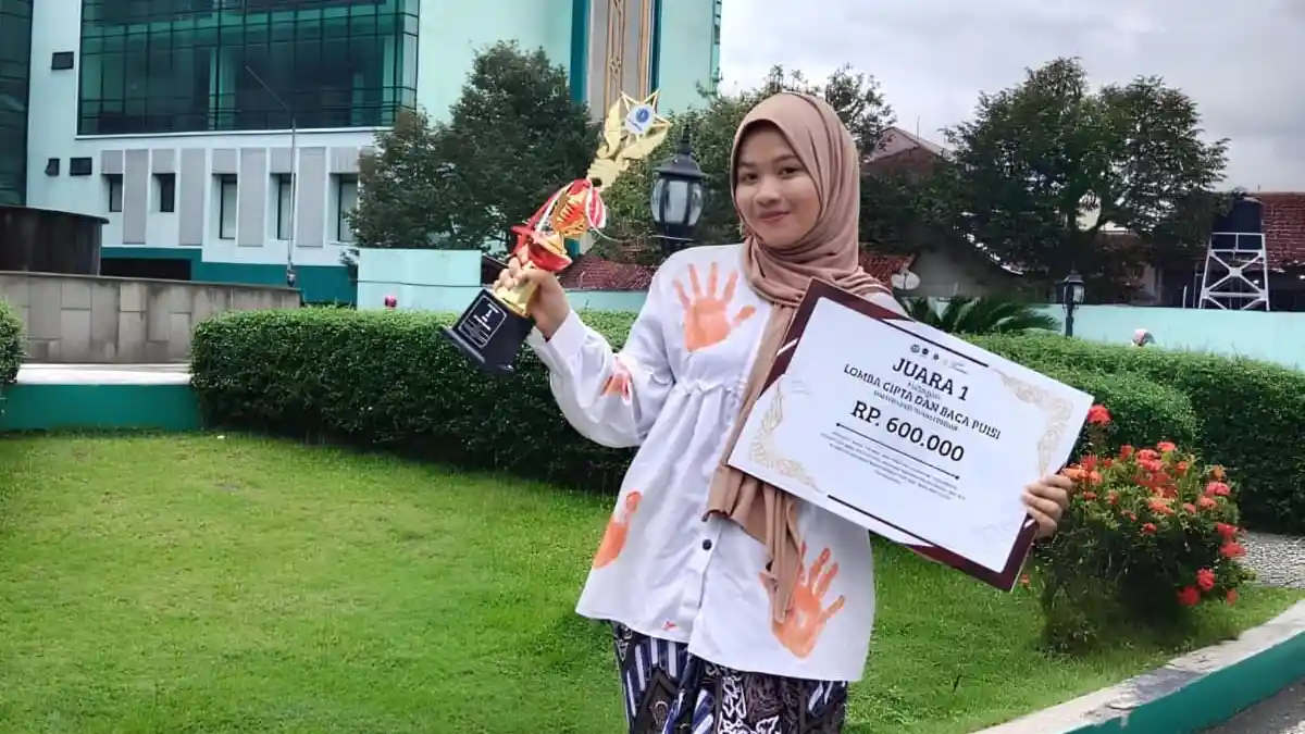 Mahasiswi Perbankan Syariah UIN Saizu Juara 1 Lomba Cipta dan Baca Puisi Tingkat Jateng-DIY