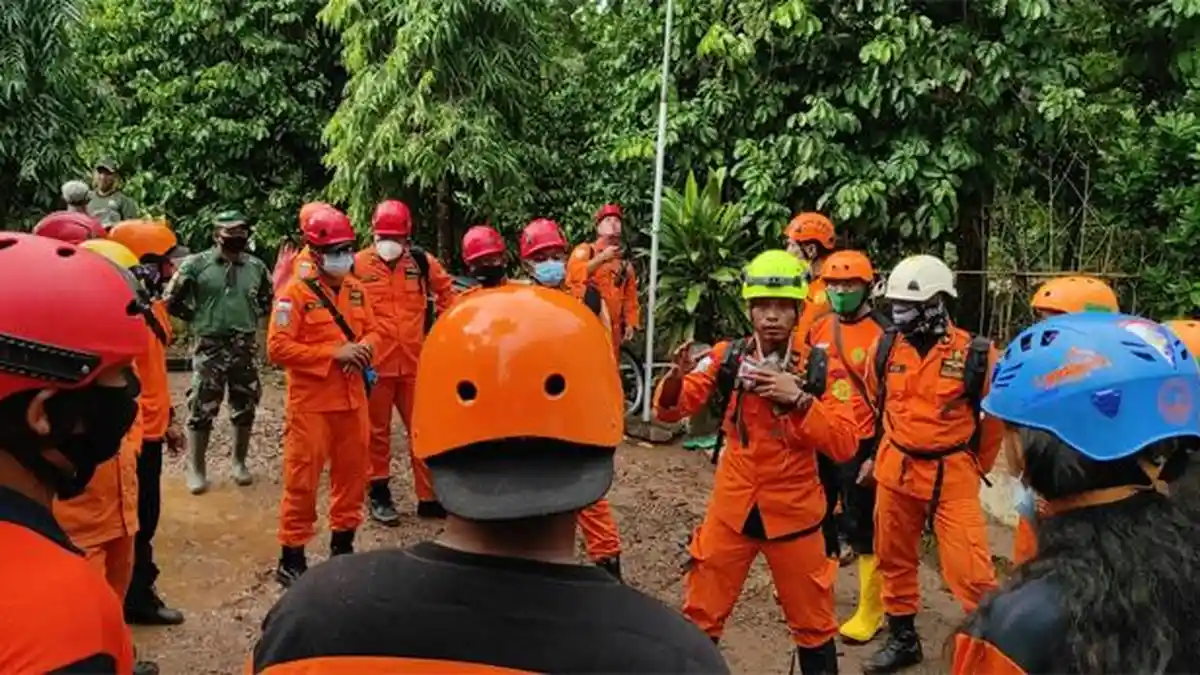 Kantor SAR Surabaya Kerahkan Dua Tim Cari Korban Tanah Longsor di Nganjuk