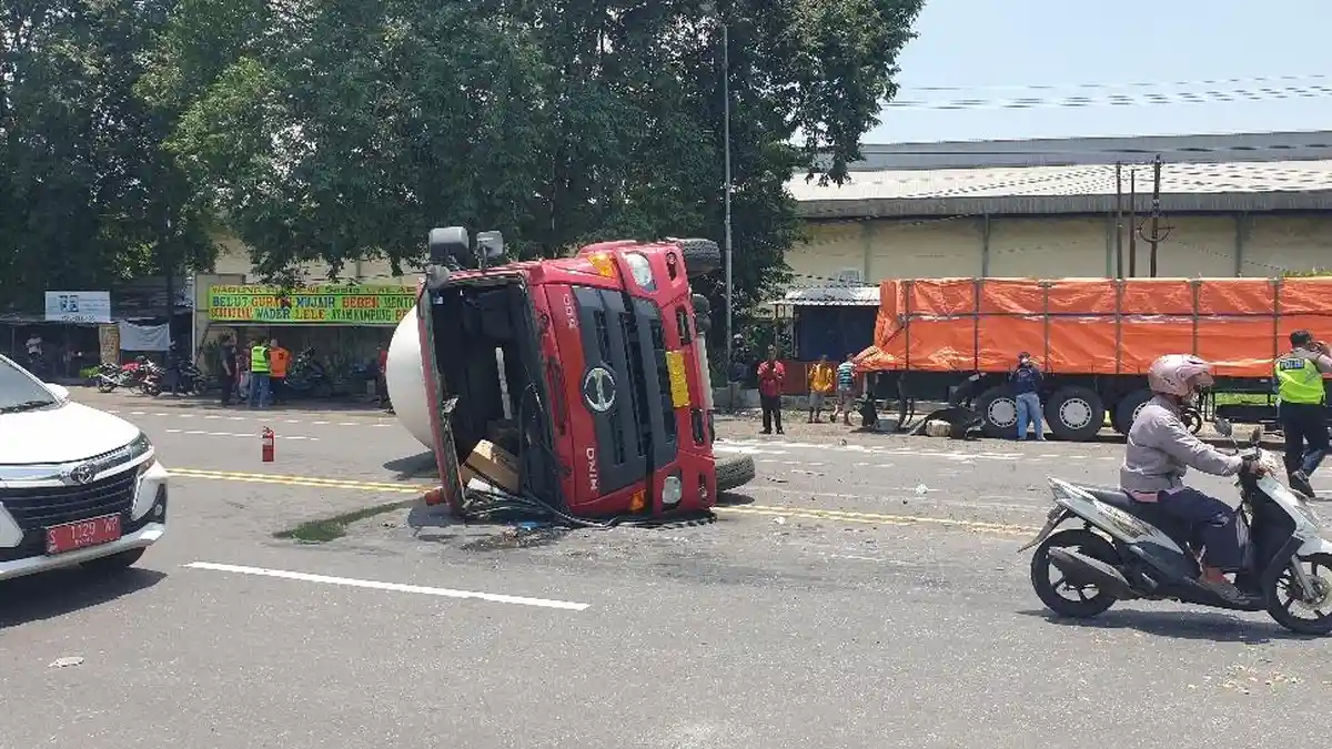 Truk Tangki LPG Terguling di Jalan Surabaya- Mojokerto
