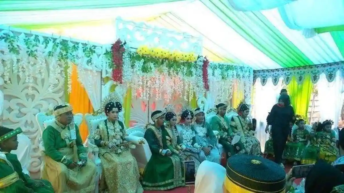 VIral Pernikahan Empat Pasangan di Bone, Kakak Adik Duduk Bareng di Pelaminan