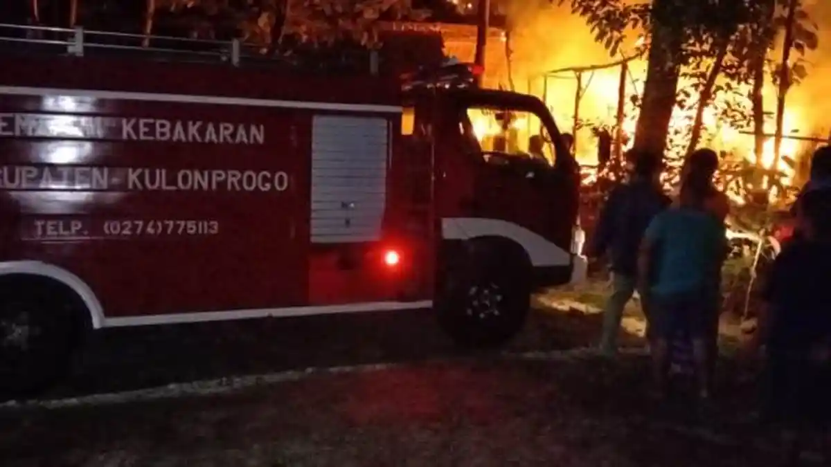BREAKING NEWS : Ditinggal Rapat, Kandang Ayam di Kulon Progo Dilalap Si Jago Merah