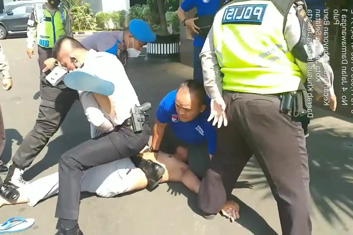 Datang ke Polres Jaksel, Remaja Ini Tiba-tiba Keluarkan Pisau dan Teriak 'Aku Mau Bunuh Diri Aja'