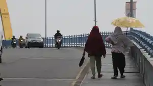 FOTO_Musim_Kemarau_Tiba_Warga_Pekanbaru_Gunakan_Payung_Hindari_Sengatan_Matahari_3.jpg