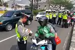 seorang-pengendara-sepeda-motor-ditilang-polisi-saat-terjaring-operasi-zebra.jpg