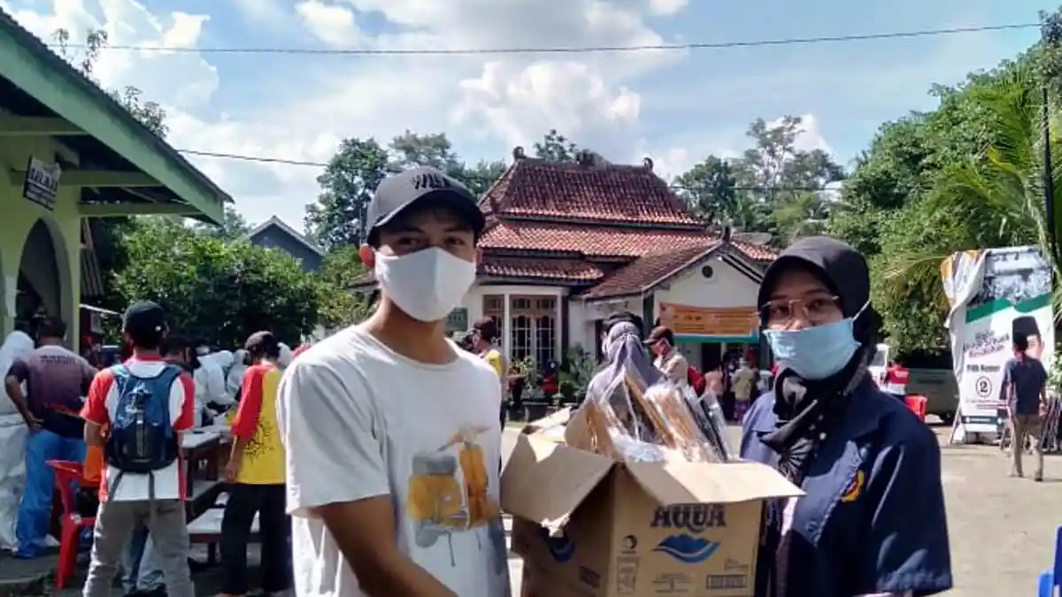 Karang Taruna Parikesit, Wedomartani Lakukan Bakti Sosial bagi Warga Terdampak Covid-19