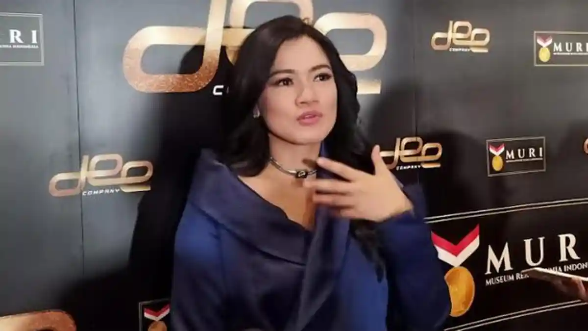 Titi Kamal Mewek Tulis Keterangan Postingan Instagram untuk Ibunya