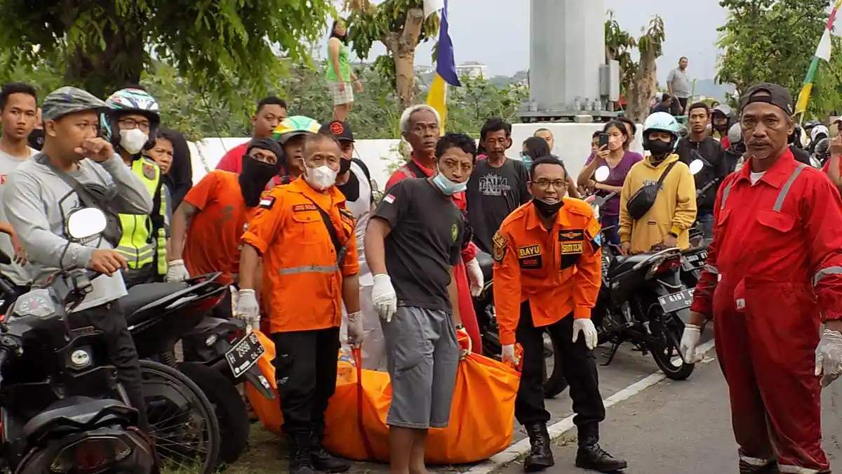 Temuan Mayat Pria Bersujud di Banjir Kanal Barat Semarang, Relawan Tutupi Aluminium Foil