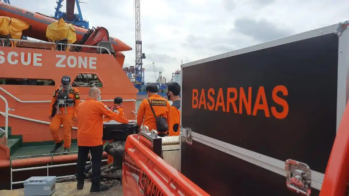 Basarnas Terjunkan KN SAR Basudewa Cari Serpihan Pesawat Sriwijaya Air SJ-182