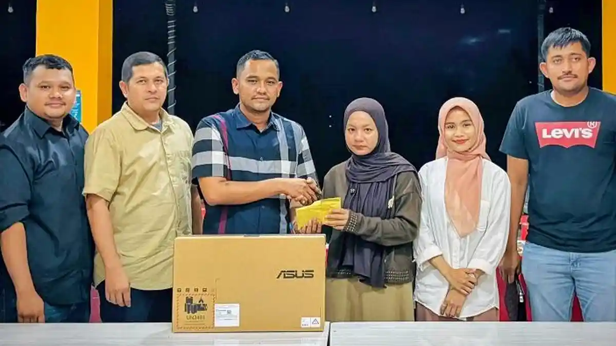 Jamaluddin Idham Bantu Beasiswa dan Laptop untuk Adik Korban Pengeroyokan di Masjid Sibolga