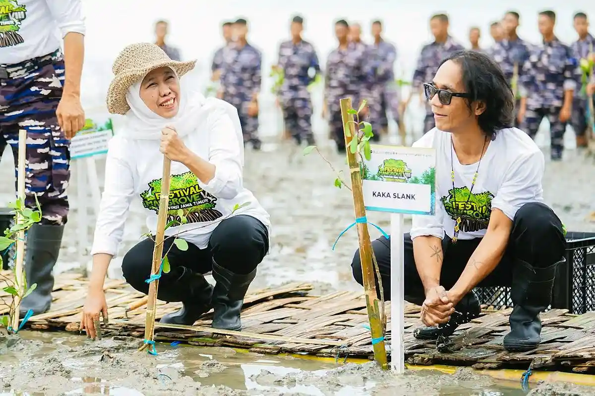 Khofifah dan Kaka Slank Kompak Tanam Mangrove di Bangkalan, Jatim Komitmen Net Zero Emission 2060