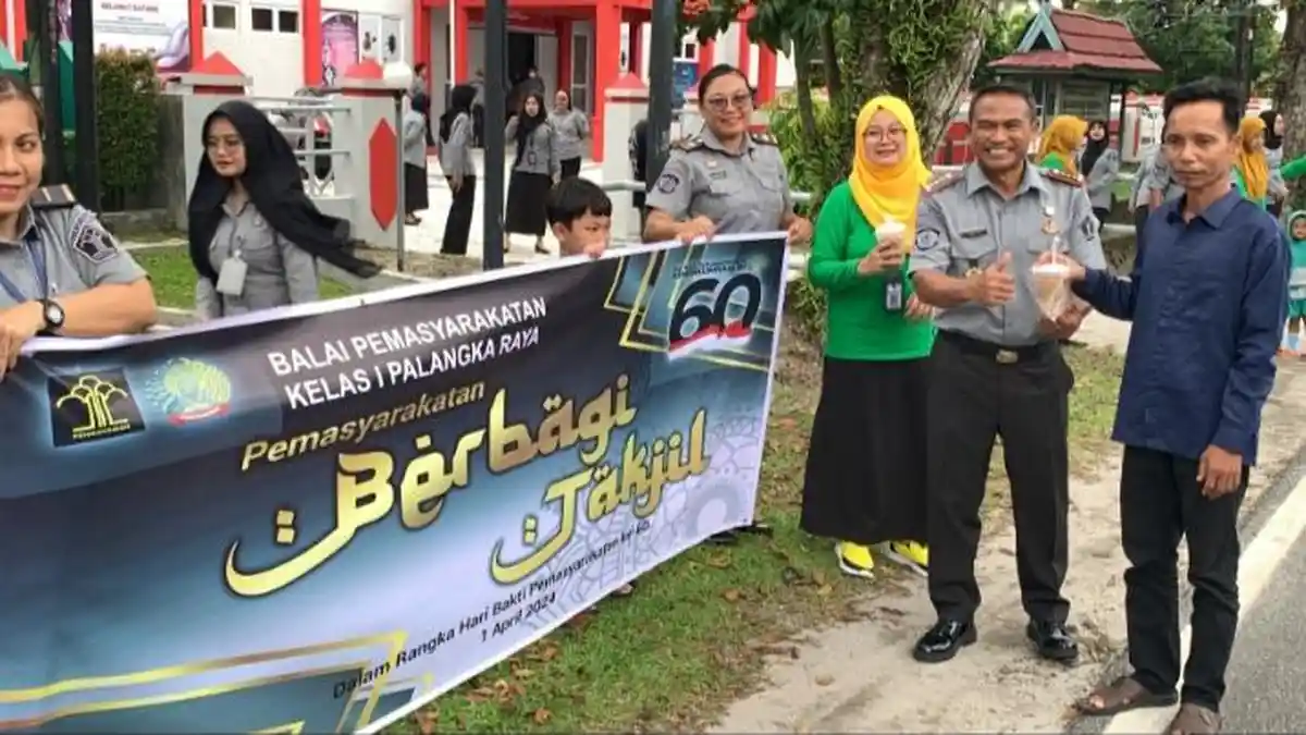 Bapas Kelas I Palangkaraya Berbagi Takjil dan Berkah Ramadhan Bagi Para Pengendara
