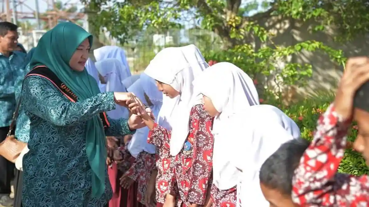 Bunda PAUD Aceh Besar Tinjau SDN Kandang Pulo Aceh, Serahkan Sejumlah Buku