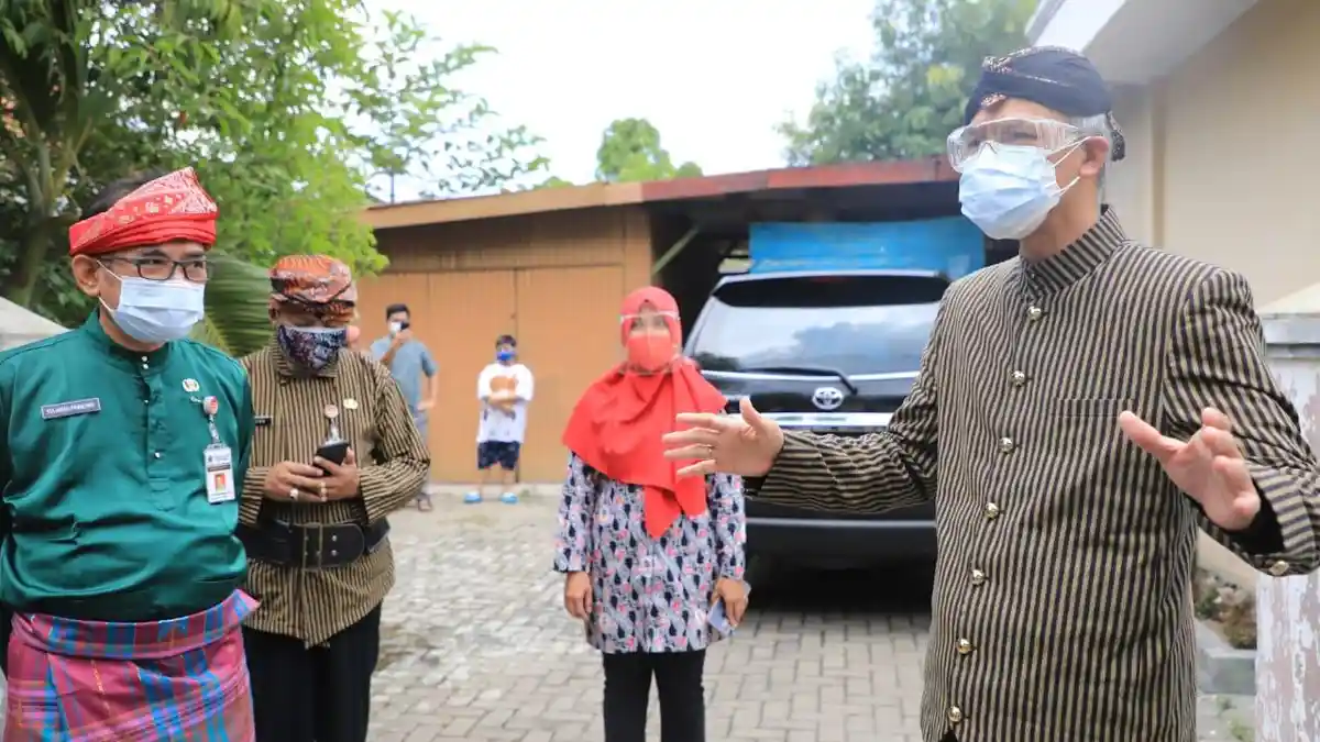 Ganjar Minta Kepala Daerah di Jateng Lockdown Kawasan Zona Merah Corona