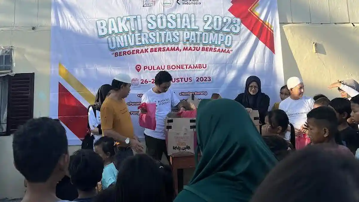 Universitas Patompo Ajak Warga Pulau Bonetambu Bersih-bersih Pantai Sambil Main Games