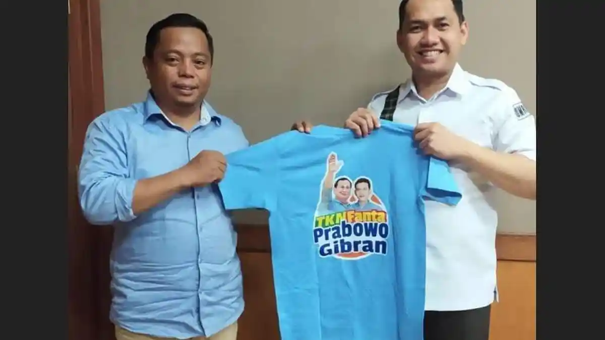 Beredar Foto Wakil Bupati Majene Arismunandar Berpose Pegang Baju Prabowo-Gibran