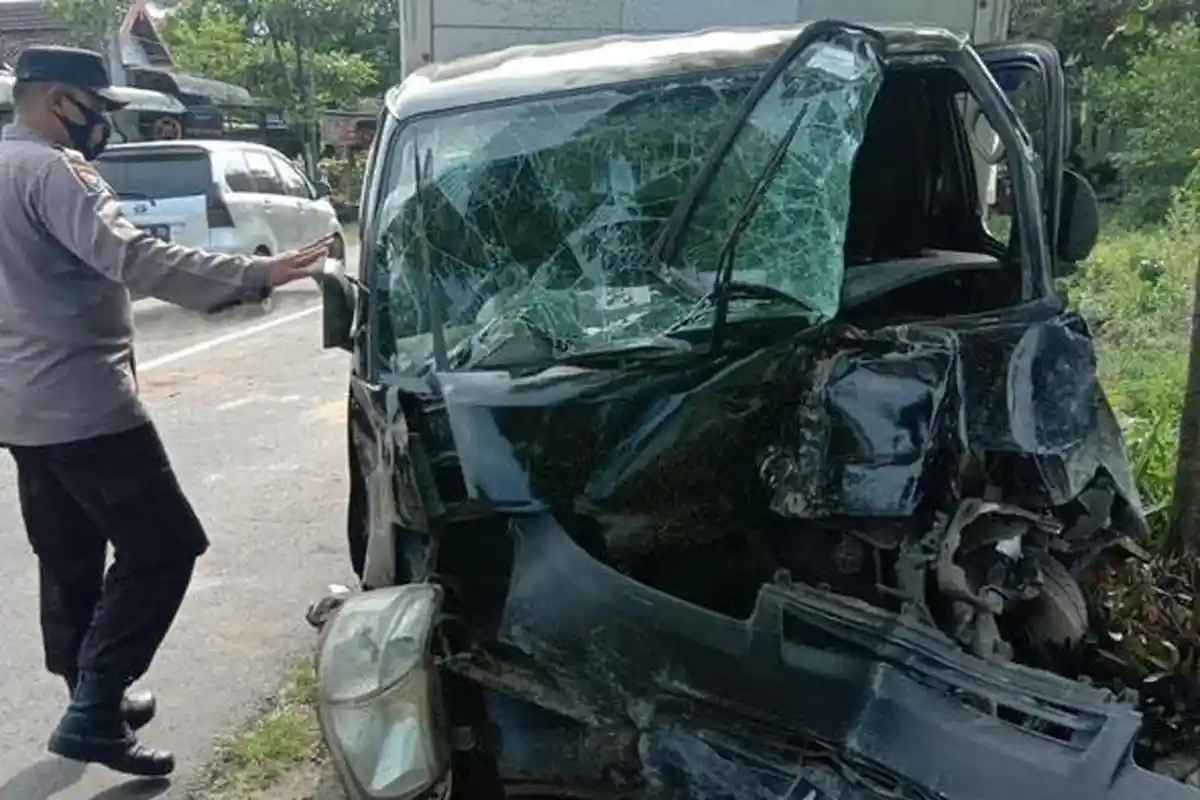 Kecelakaan di Blitar, Mobil Boks Tabrak Tiang Listrik dan Pagar Rumah Warga, Kendaraan Rusak Parah