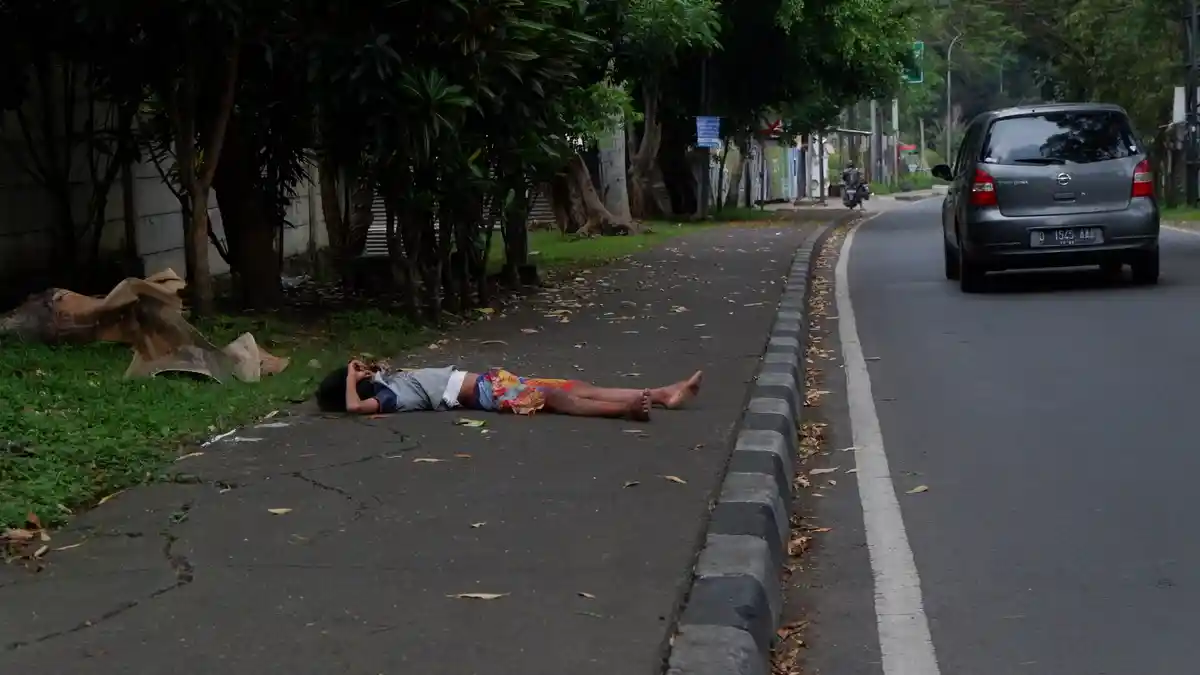 Bocah 9 Tahun Telentang Kesakitan di Trotoar Pasteur Bandung Setelah Disengat Lebah