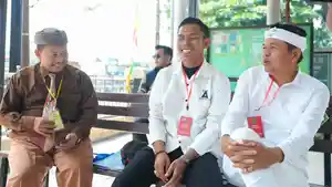 Tangis-Bahagia-Fahmi-Dipelukan-Dedi-Mulyadi-Kembali-Berstatus-Bujangan-Setelah-Ditipu-Mantan-Istri.jpg