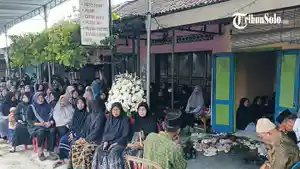 Suasana-duka-di-rumah-orang-tua-korban-kecelakaan-KRL-Bekasi-di-Dukuh-Beji-2.jpg