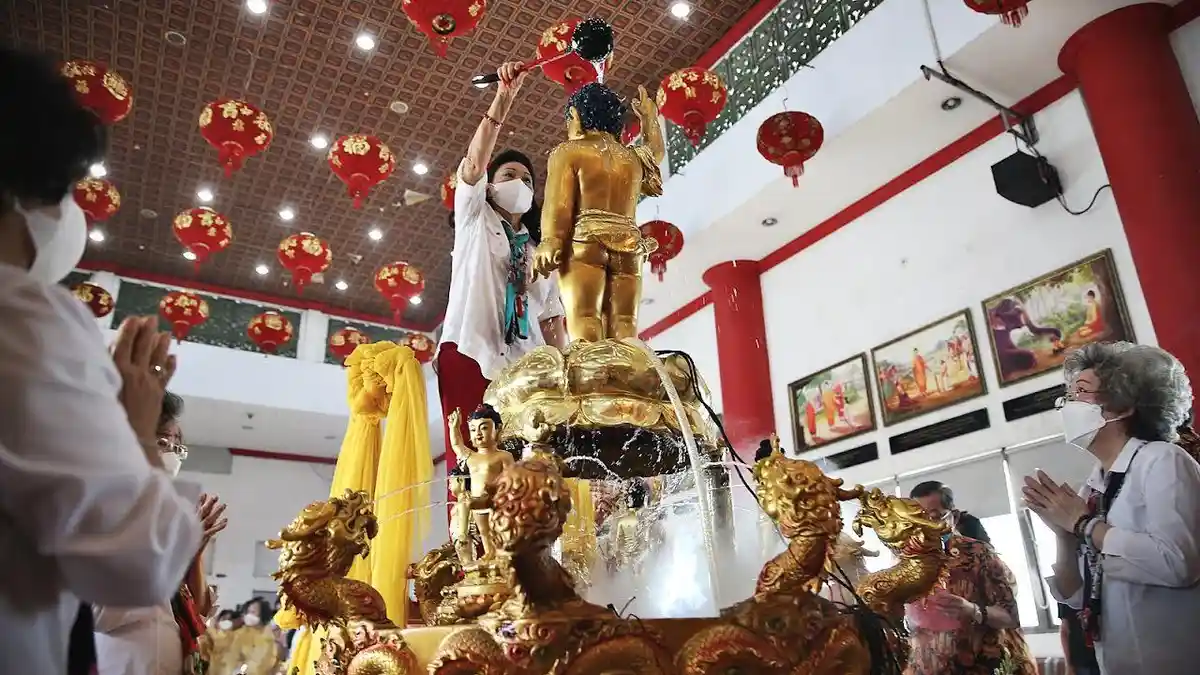 Foto: Rayakan Waisak, Klenteng Xian Ma Gelar Ritual Memandikan rupang Buddha Siddharta - Ketua-Istana-Naga-Sakti-Klenteng-Xian-Ma-Elsieh-Heriwaty-1.jpg
