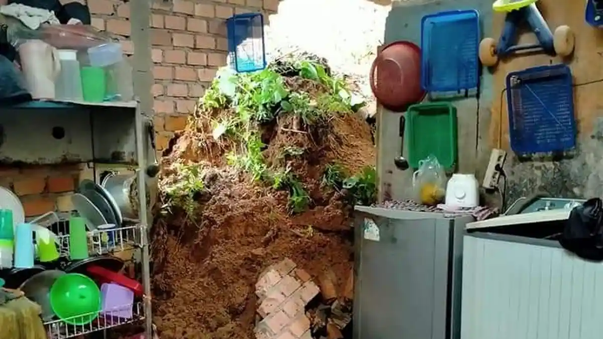 Dinding Rumah Nurhayati Jebol dan Dialiri Limbah, Diduga Akibat Drainase Rumah Sakit Buruk