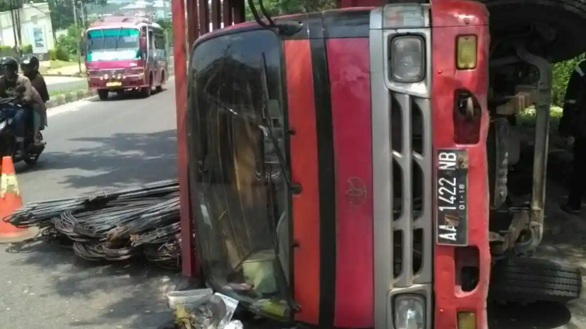 Nggak Kuat Nanjak di Tanjakan Silayur Semarang, Truk Oleng Lalu Terguling