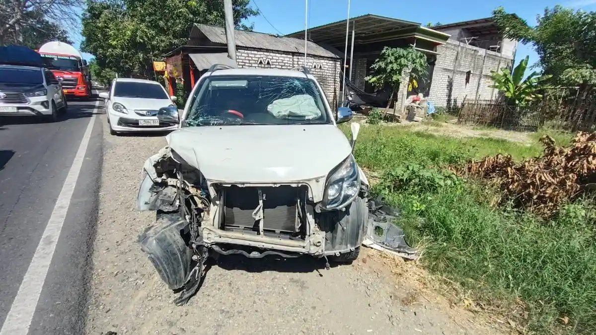 Oleng ke Jalur Berbeda, Dua Toyota Rush Adu Banteng di Torjun Sampang