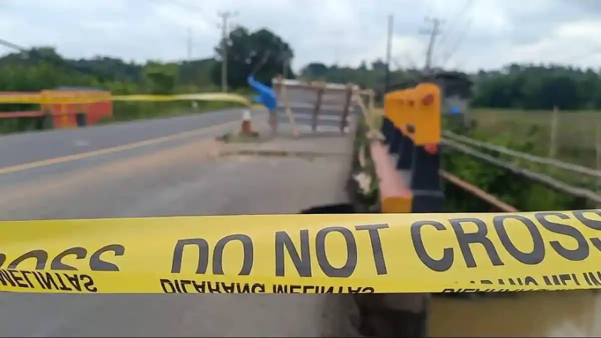 Jembatan Jalintim Cakat Tulangbawang Longsor, Kendaraan Masih Bisa Melintas