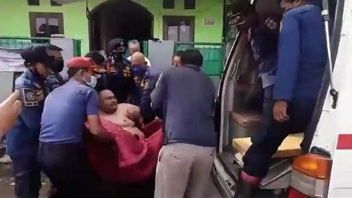 Damkar Bogor Bantu Warga Cibinong yang Beratnya 180 Kg ke Rumah Sakit