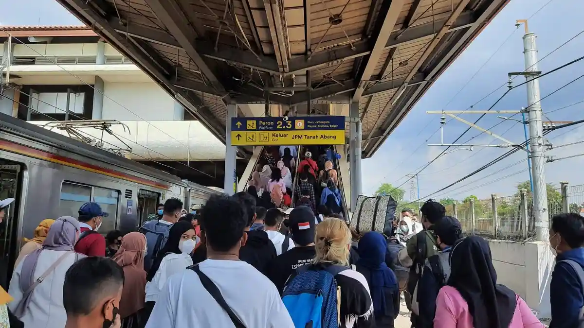 KAI Ingatkan Masyarakat untuk Beradaptasi Terkait Perubahan Pola Pelayanan KRL Mulai Sabtu ini