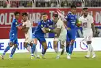 jabar/Pemain-Persib-Bandung-dan-Malut-United-terlibat-saling-dorong.jpg