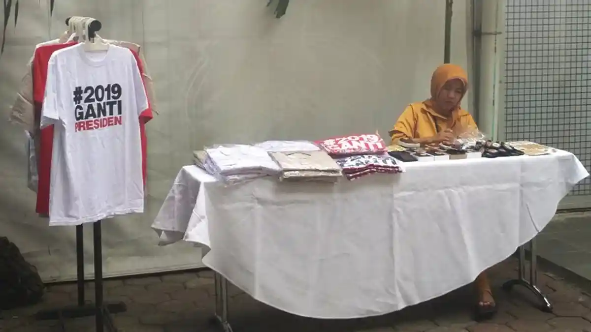 Kaos Bertuliskan #2019GantiPresiden Dijual di Rakernas Gerindra