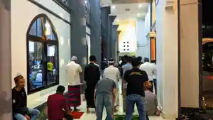 Jemaah-membuat-shaf-di-teras-Masjid-Agung-Baiturrahman-Limboto-Selasa-1232024.jpg