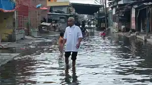 Seorang-Warga-Saat-Melintas-Banjir-Rob-di-Kelurahan-Belawan-I-Kecamatan-Medan-Belawan.jpg