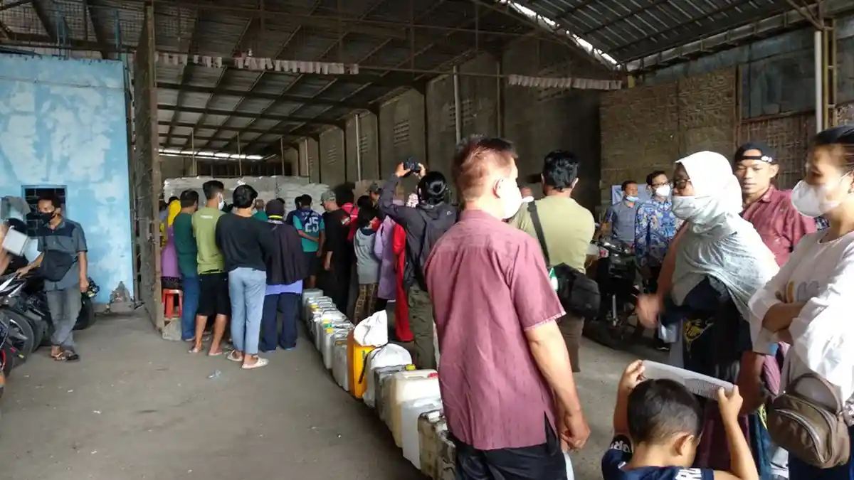 Pedagang di Sleman Rela Antre Berjam-jam Untuk Beli Minyak Goreng Curah