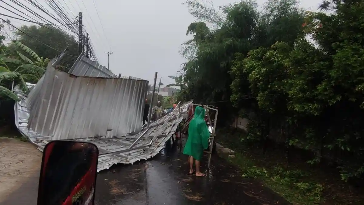 Depok Kembali Dihantam Angin Puting Beliung, Puluhan Rumah Rusak Parah-17 Warga Terluka