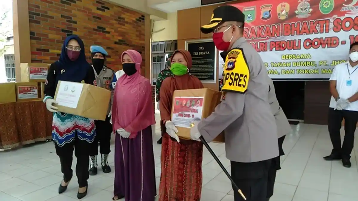 Polres Tanbu Bagi Sembako, Begni Senangnya Tukang Becak Ini