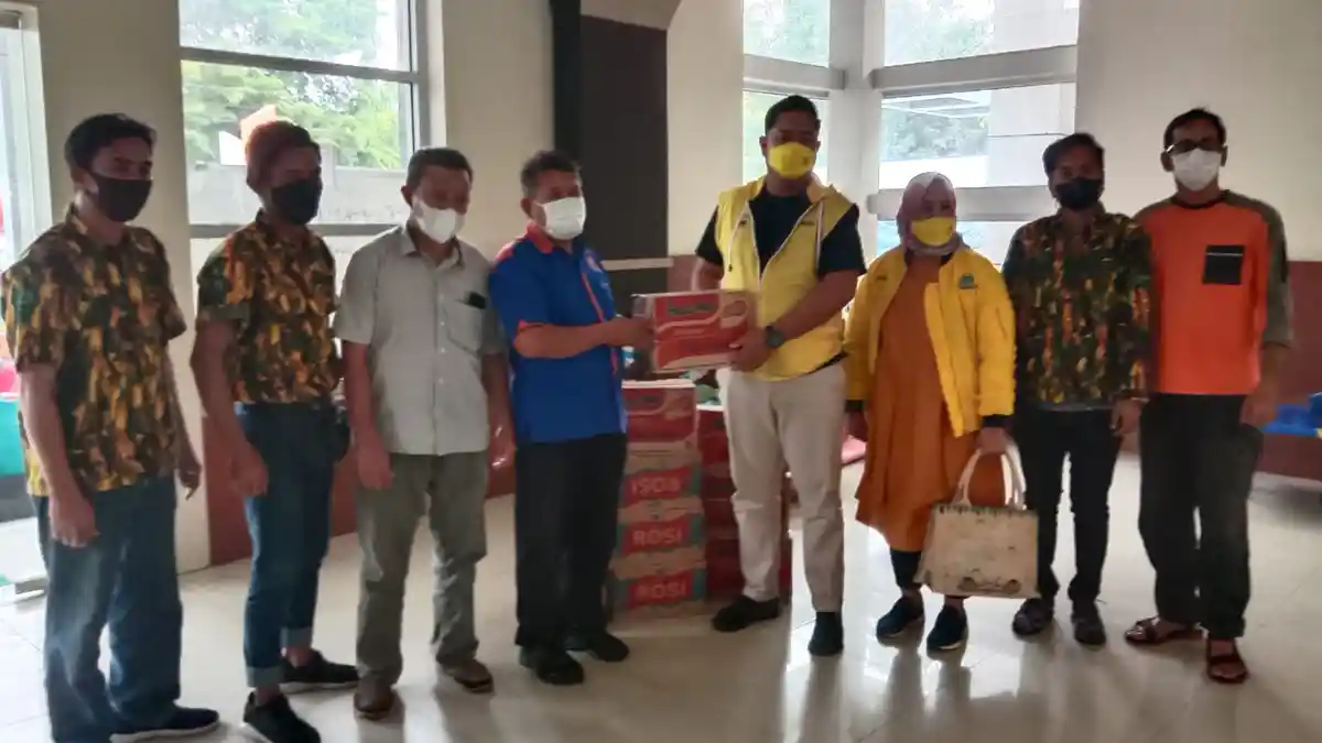 Fraksi DPRD Golkar Barru Salurkan Bantuan Logistik Kepada Warga Terdampak Banjir