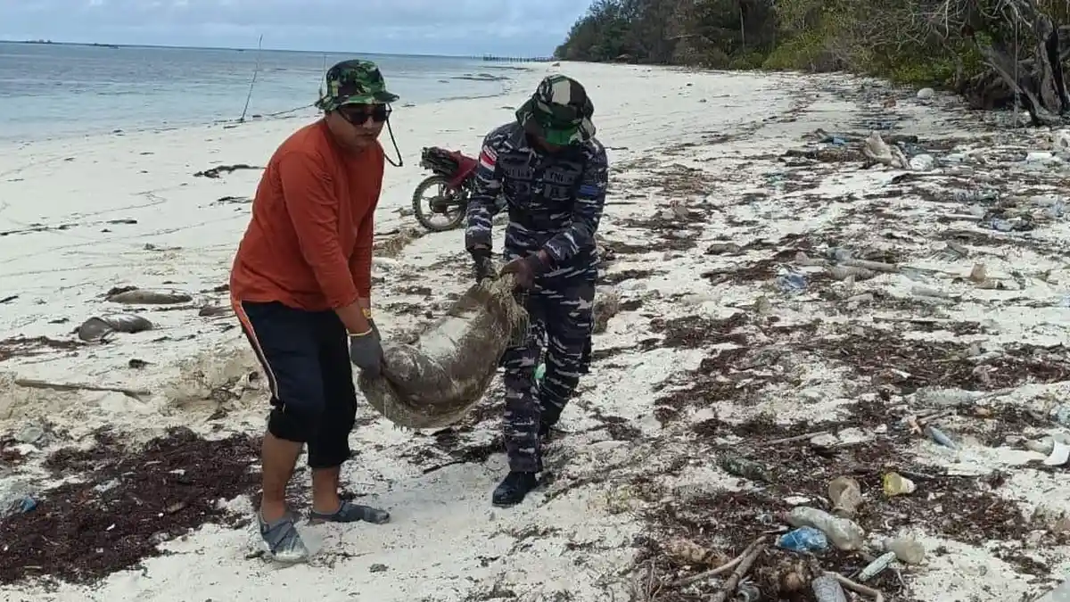 Pesisir Mapur Bintan Menghitam Lagi, Perangkat Desa dan Masyarakat Bersihkan secara Manual