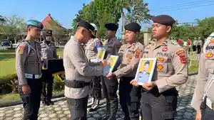 Kapolres-Muaro-Jambi-AKBP-Heri-Supriawan-memimpin-langsung-upacara.jpg