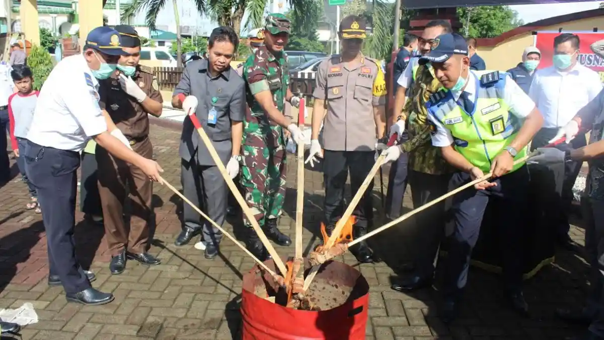 Polres Maros Musnahkan Narkoba yang Diamankan di Bandara Selama 2018