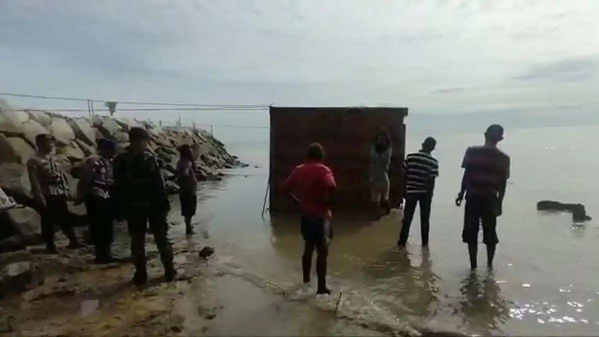 Sebuah Kontainer Mengapung di Laut Karimun, Setelah Dibuka Ternyata Berisi Limbah