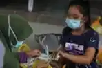 Pasca Gempa Pegawai RS Mitra Manakarra Sortir Obat-Obatan