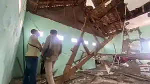 Kondisi-plafon-atap-gedung-lantai-dua-Kelurahan.jpg
